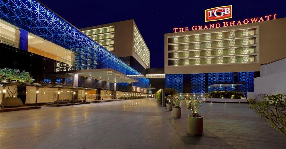 Hotel Orange Megastructure Llp à Surate Extérieur photo