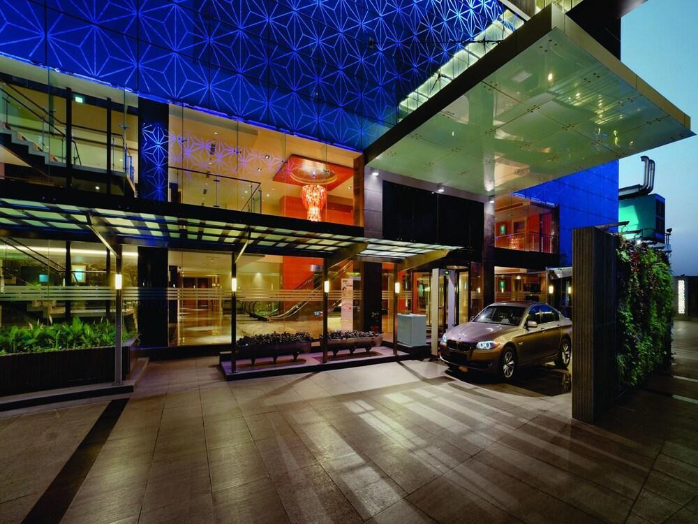 Hotel Orange Megastructure Llp à Surate Extérieur photo